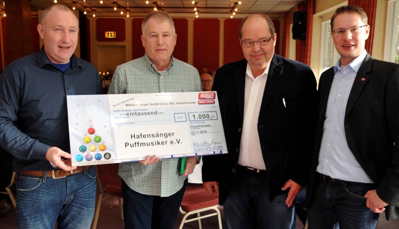 Hoyer übergibt 1.000 Euro an Helfer-Trupp in Eystrup