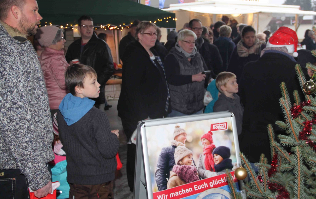 Geschenke und Aktionen lockten Besucher zum Tank-Treff in Rodewald