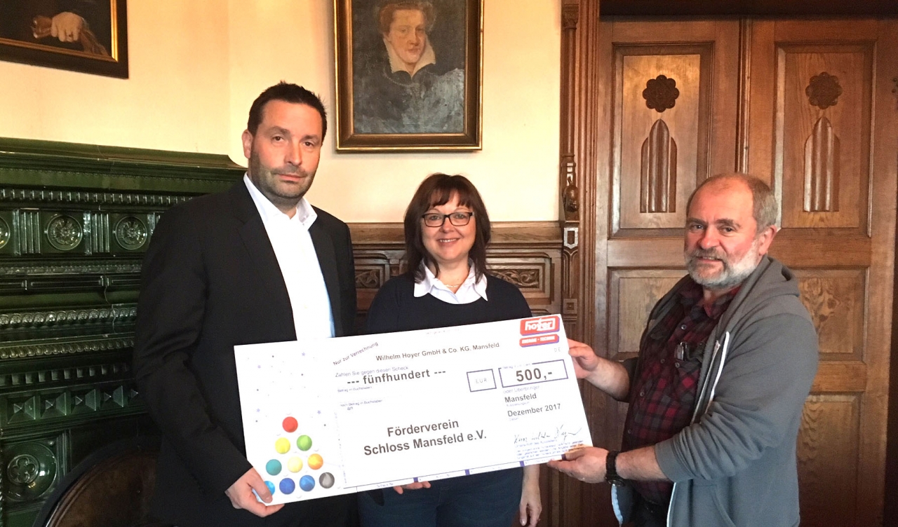 Förderverein Schloss Mansfeld erhält 500 Euro von Hoyer gespendet