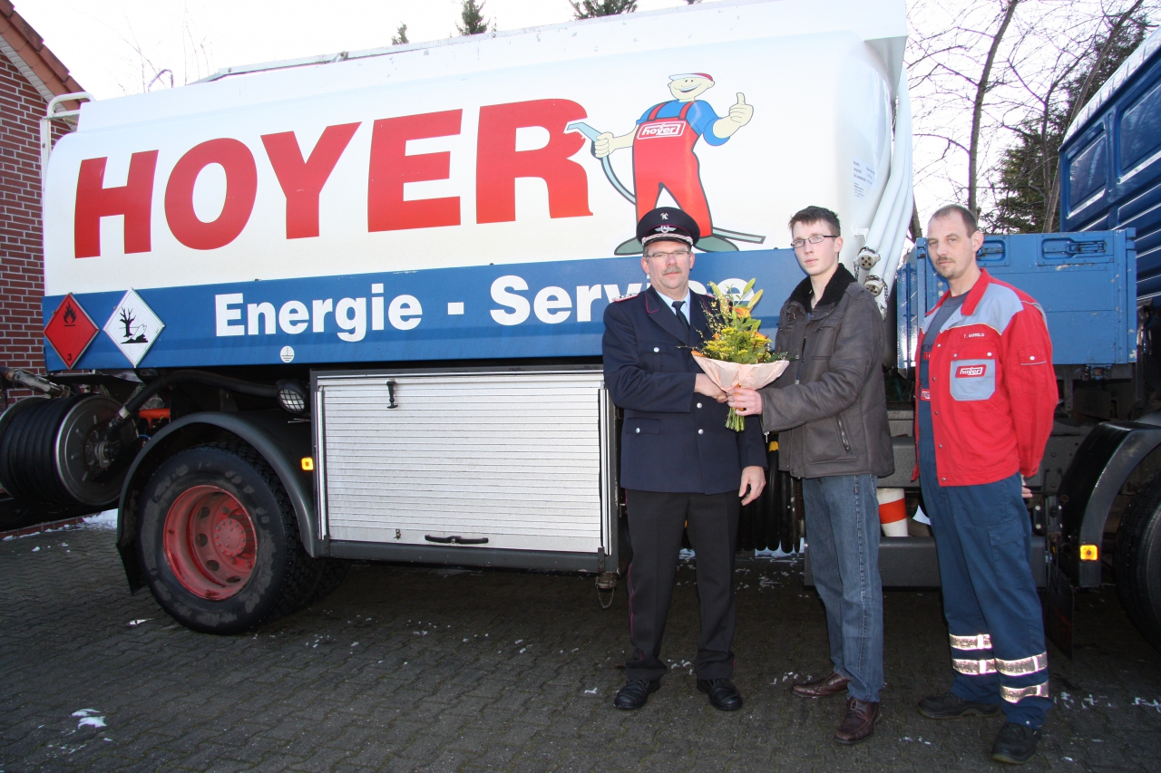Die Niederlassung Weser-Ems aus Filsum überreichte durch den Mitarbeiter Sebastian Janssen eine Spende in Höhe von 150,00€ an die Freiwillige Feuerwehr Klostermoor.