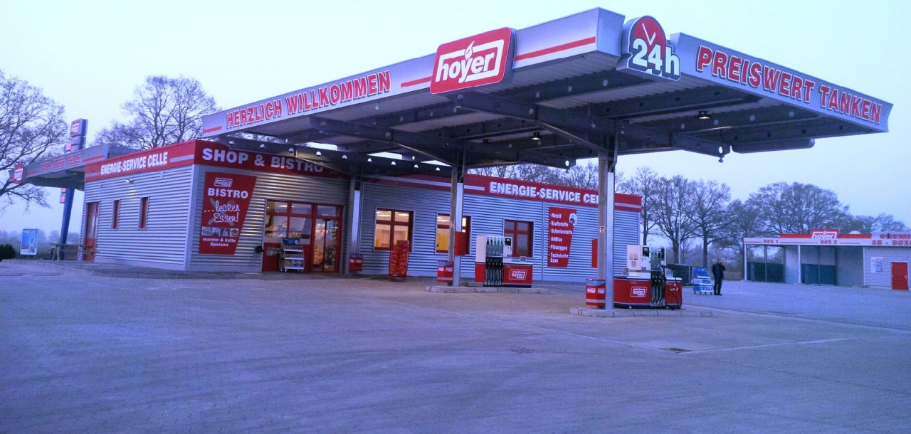 Der Hoyer Tanktreff in Celle wird heute eröffnet. An der Tankstelle stehen die Kraftstoffsorten Diesel, Super, LPG, zur Verfügung. In der Waschanlage
