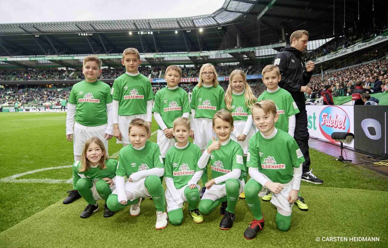 Hoyer macht elf Kinder zur Einlauf-Eskorte im Weser-Stadion