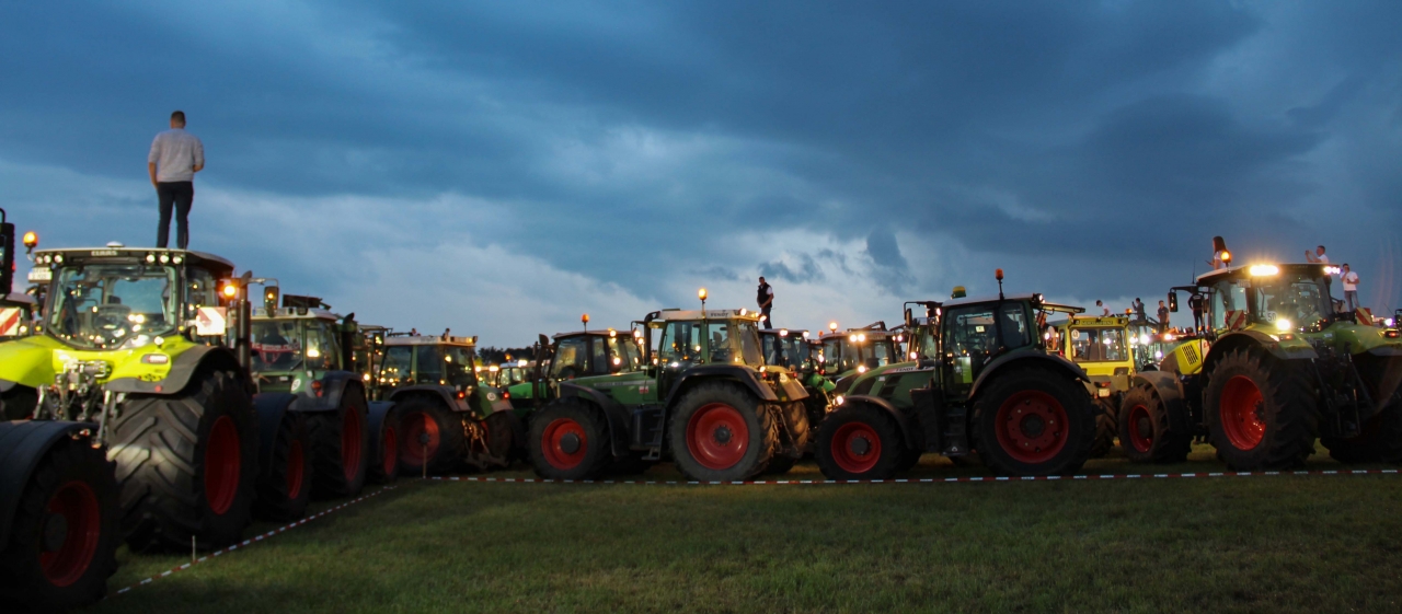 Landwirte bilden zur Relegation Werder-Raute mit Traktoren