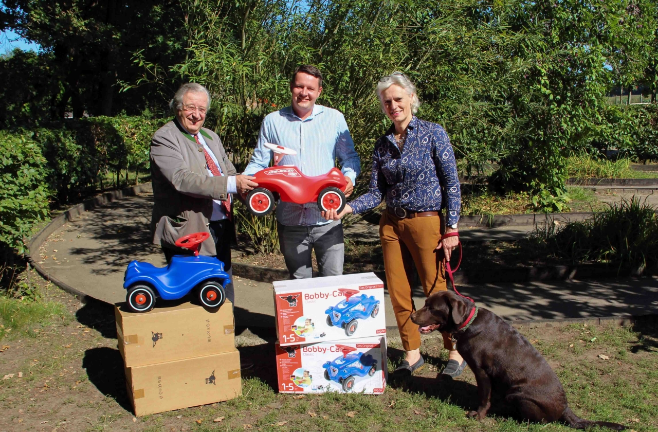 Hoyer spendiert sechs Bobby-Cars für den Landpark Lauenbrück